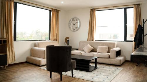 ห้องส่วนกลางสำหรับนั่งเล่น/ดูทีวี, San Benito B&B cerca Quito Aeropuerto - Tumbaco in ตุมบาโก