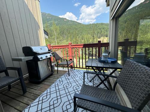 ระเบียง/ชานเรือน, Toby Creek Lodge by StayIn in พาโนรามา (BC)
