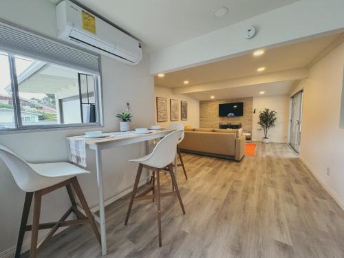 Comfortable 2Bed in Duplex with private Sunroom in Clairemont Mesa East