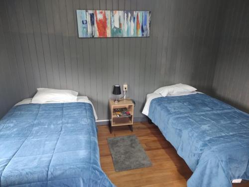 2 twin beds