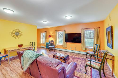 . Near Historic Sites Bright Hyde Park Guest Suite