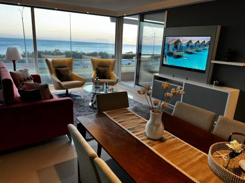 BOUTIQUE LUMIERE FRENTE al MAR con vista a los atardeceres 2 dormitorios 3 baños cocina definida 2 balcones cochera y amenities Un verdadero lujo