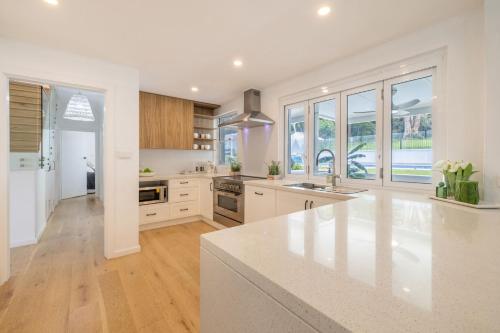 Cloud Nine, 18 Wynne Cres - heated pool, waterviews, beach