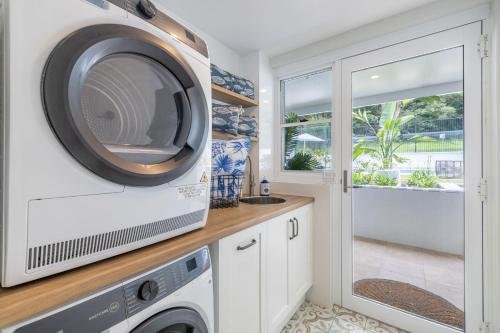 Cloud Nine, 18 Wynne Cres - heated pool, waterviews, beach