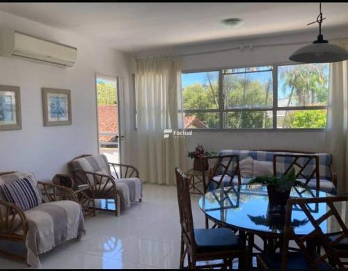 Apartamento com 4 quartos, uma quadra da Praia Enseada, Guarujá