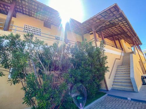 Apto no pavimento superior com 2 quartos (ambos com ar condicionado), Internet privativa 300MBPs, no condomínio Varandas da Praia a 150m da Praia de Taperapuã 1 vaga de garagem privativa.