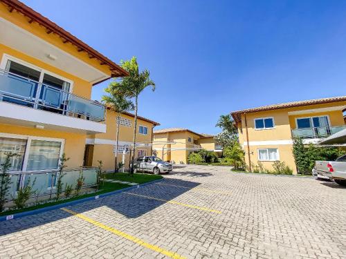 Apto no pavimento superior com 2 quartos (ambos com ar condicionado), Internet privativa 300MBPs, no condomínio Varandas da Praia a 150m da Praia de Taperapuã 1 vaga de garagem privativa.