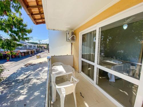 Apto no pavimento superior com 2 quartos (ambos com ar condicionado), Internet privativa 300MBPs, no condomínio Varandas da Praia a 150m da Praia de Taperapuã 1 vaga de garagem privativa.