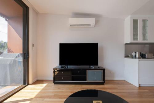 Modern Home in Erskineville w AC and Parking - image 4