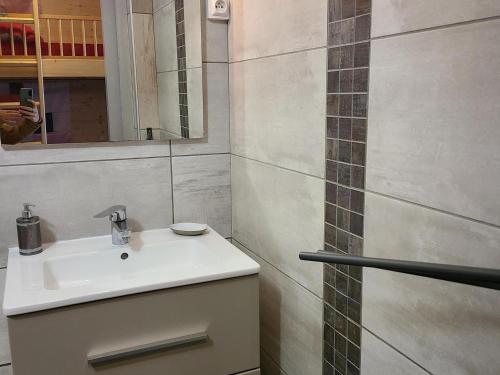 Studio cabine au pied des pistes – 4 pers, balcon - FR-1-689-150 Studio cabine au pied des pistes – 4 pers, balcon - FR-1-689-150