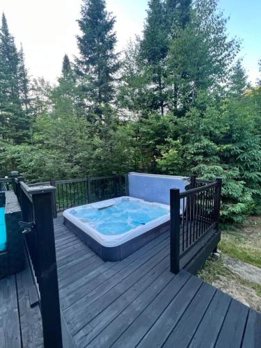 Pezsgőfürdő, Prestige In Nature Hot tub 15min Ski resort Luxury Master Bedroom Wifi Games & more ! in Saint Adolphe D'Howard (QC)