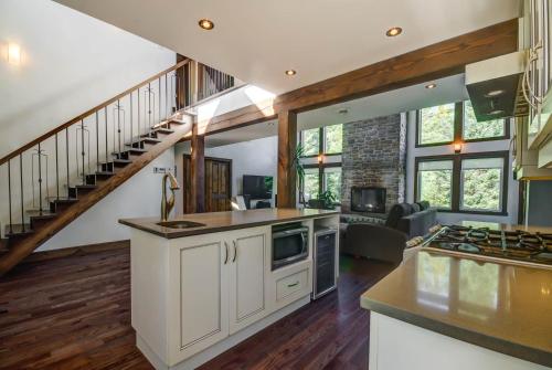 Konyha, Prestige In Nature Hot tub 15min Ski resort Luxury Master Bedroom Wifi Games & more ! in Saint Adolphe D'Howard (QC)