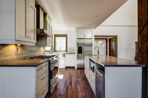 Konyha, Prestige In Nature Hot tub 15min Ski resort Luxury Master Bedroom Wifi Games & more ! in Saint Adolphe D'Howard (QC)