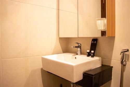 Nice and Cozy 1BR with Extra Room Apartment at Capitol Park Residence By Travelio – Jakarta, NY