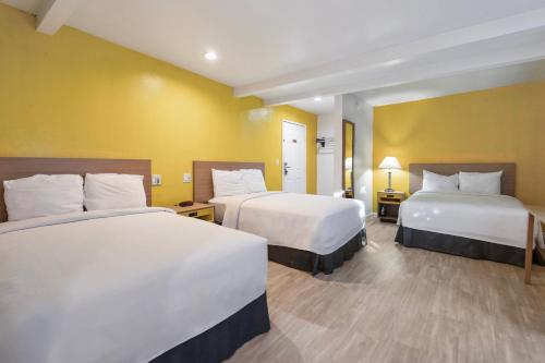 Standard Triple Room image 2