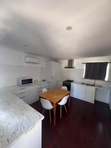 ห้องครัว, Shark Bay Cottages in เดนแฮม