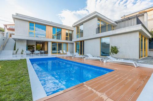 Villa Tabori Hill - Modern 7BR Villa near Old Tbilisi