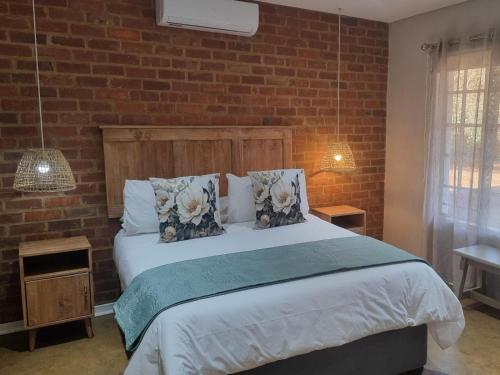 Cock & Bull Restaurant - Pub - Accommodation Room Type - Comfort Queen Room