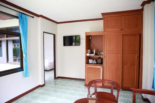 Deluxe Room (3 Adults) with Living Room  image 10