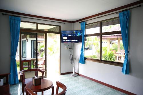 Deluxe Room (3 Adults) with Living Room  image 8