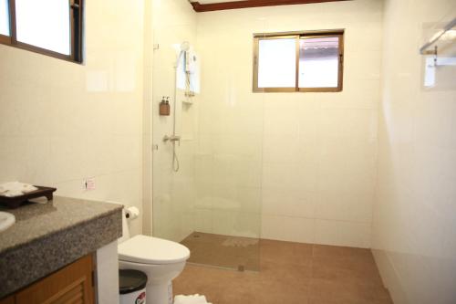 Deluxe Room (3 Adults) with Living Room  image 7