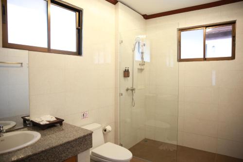 Deluxe Room (3 Adults) with Living Room  image 6