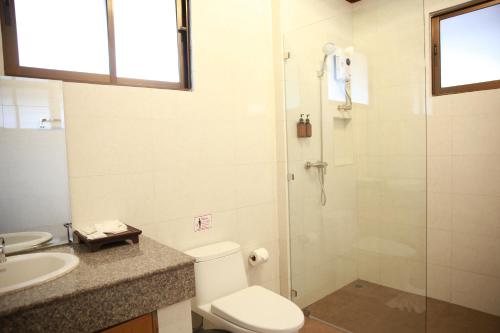 Deluxe Room (3 Adults) with Living Room  image 5