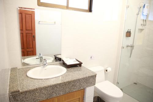 Deluxe Room (3 Adults) with Living Room  image 3