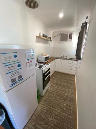 ห้องครัว, Shark Bay Cottages in เดนแฮม