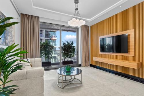 Lush Living with Jacuzzi and Burj Khalifa View, Dubaj