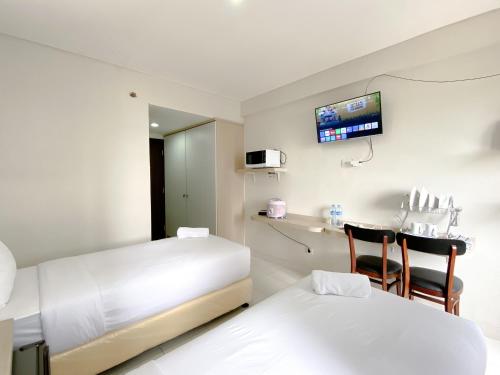 Modern Studio No Kitchen at Elvis Tower Apartment By Travelio - image 4
