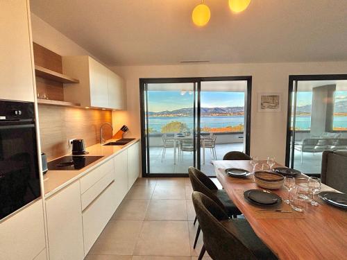 مطبخ, Appartement vue mer Royal Palm Porticcio in بورتيشيو