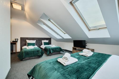 1 double bed, 2 twin beds