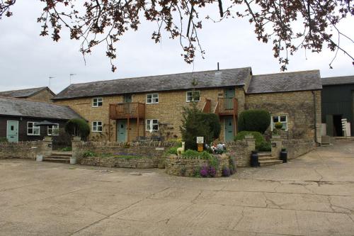 Фасада на хотела, Lower Dovehouse in Олни