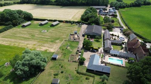 Фасада на хотела, Lower Dovehouse in Олни