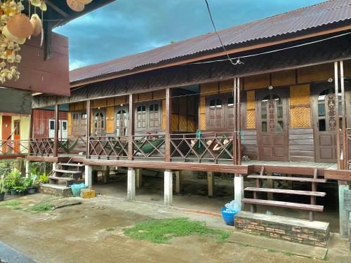 DONDET Suns down 2 bungalows in Muang Khong
