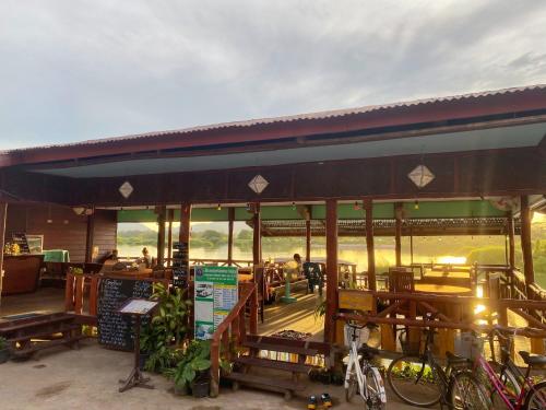 DONDET Suns down 2 bungalows in Muang Khong