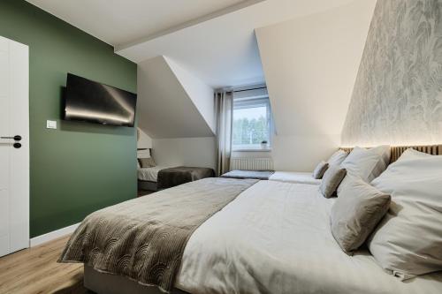 1 double bed, 2 twin beds