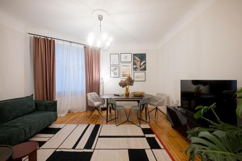 Elegant Poets Residence 2BR & large sofa bed for 6