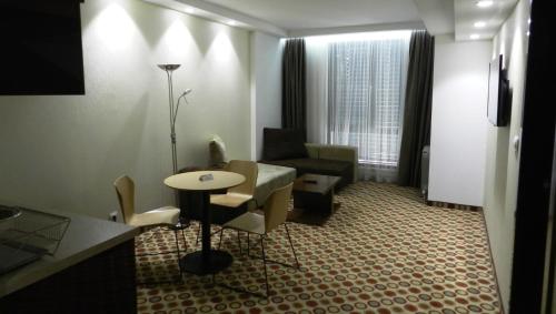 Superior One-Bedroom Apartment image 10
