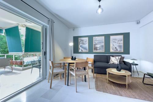 Zen Vouliagmeni Beach Apartment, Atenas