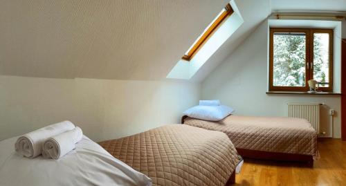 2 twin beds