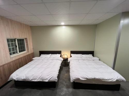 2 double beds