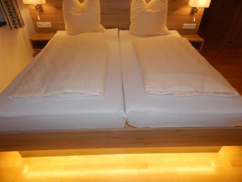 1 king bed, 1 sofa bed