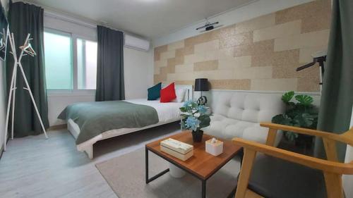 弘大2号地铁复式露台民宿 弘益大学民宿 弘大核心区民宿首尔民宿 首爾民宿 弘大入口 Party house with big terrace