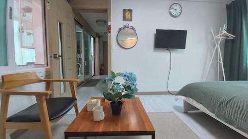 弘大2号地铁复式露台民宿 弘益大学民宿 弘大核心区民宿首尔民宿 首爾民宿 弘大入口 Party house with big terrace