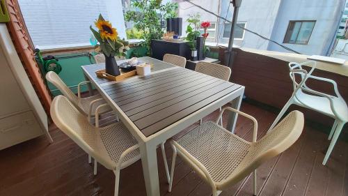 弘大2号地铁复式露台民宿 弘益大学民宿 弘大核心区民宿首尔民宿 首爾民宿 弘大入口 Party house with big terrace