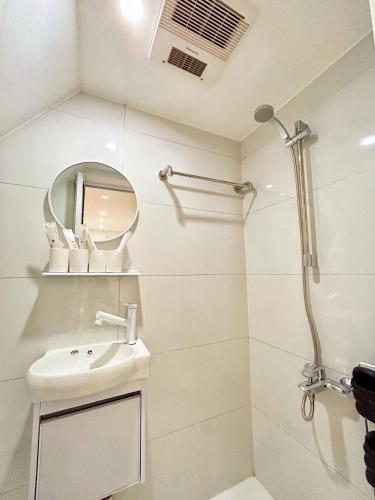 One-Bedroom Apartment image 10