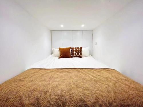 One-Bedroom Apartment image 9