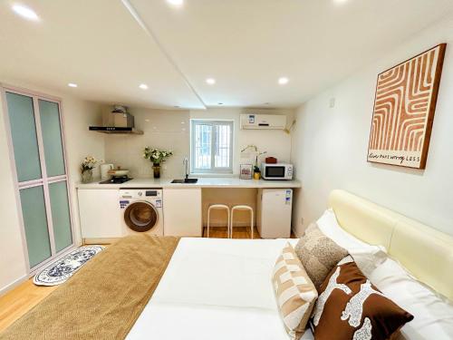 One-Bedroom Apartment image 5